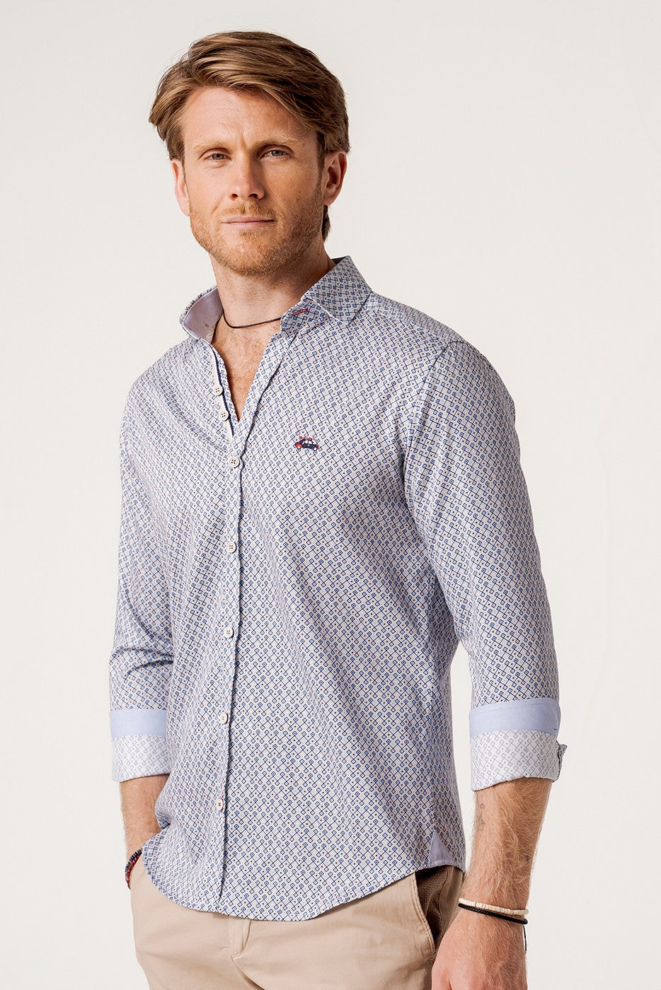 Camisa regular fit estampado geométrico cuadros beige