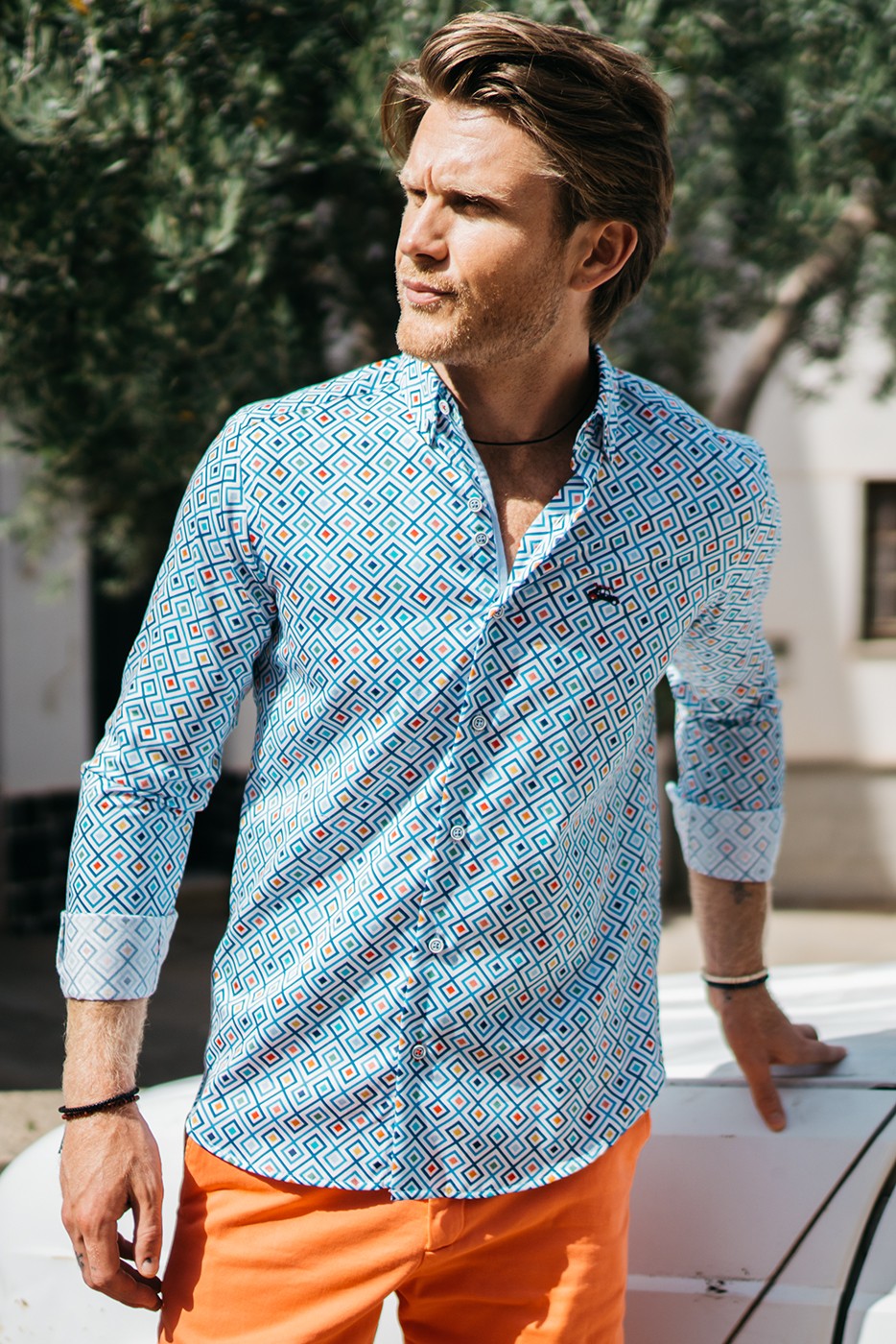 Camisa slim fit estampado geométrico multicolor