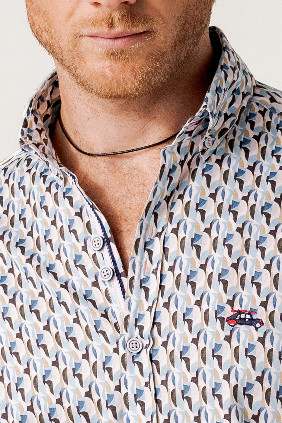 Camisa regular fit estampado abstracto multicolor