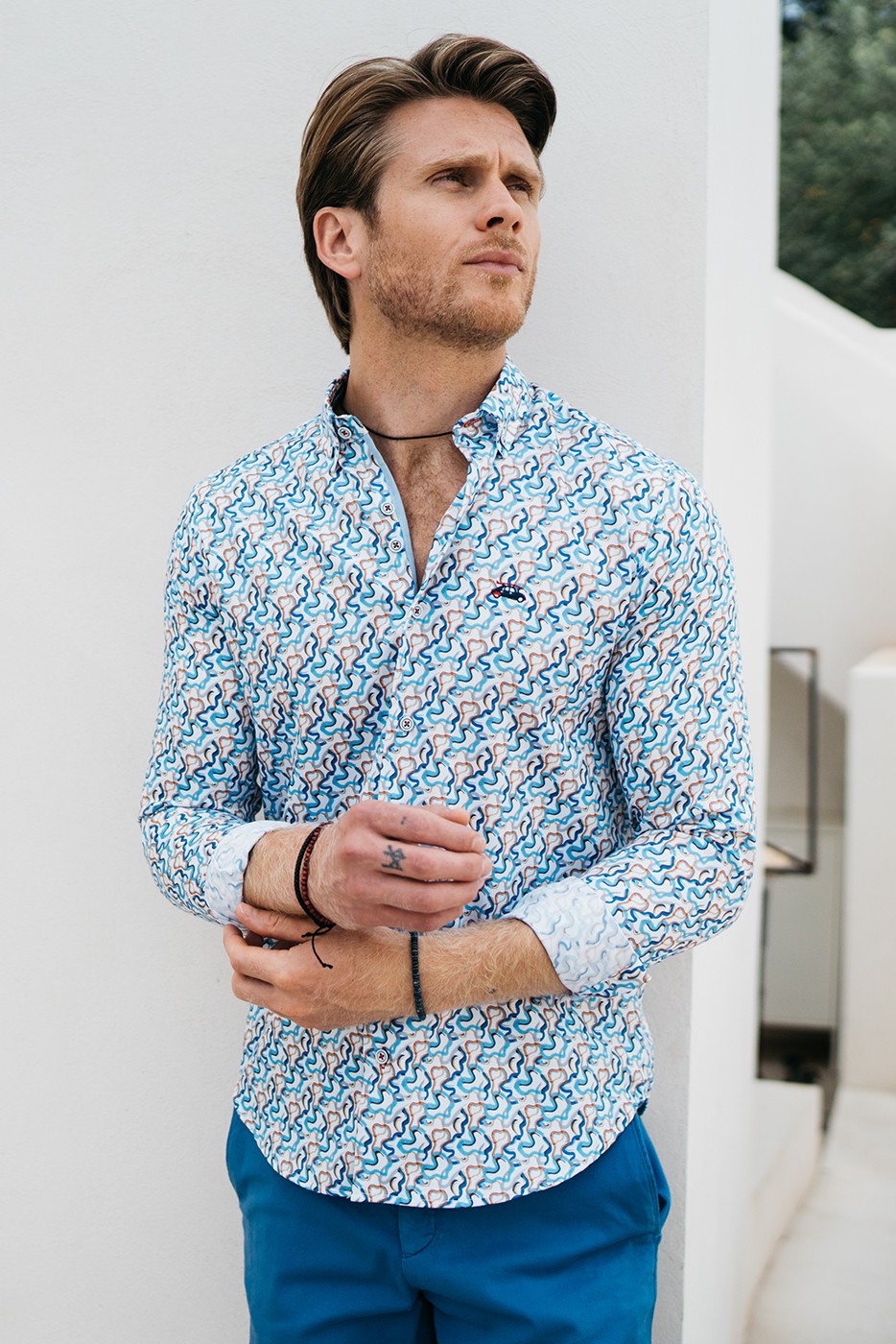 Camisa hombre slim fit estampado abstracto azul y marrón