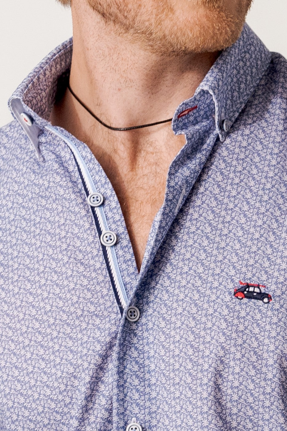 Camisa estampada slim fit mini hojas azul