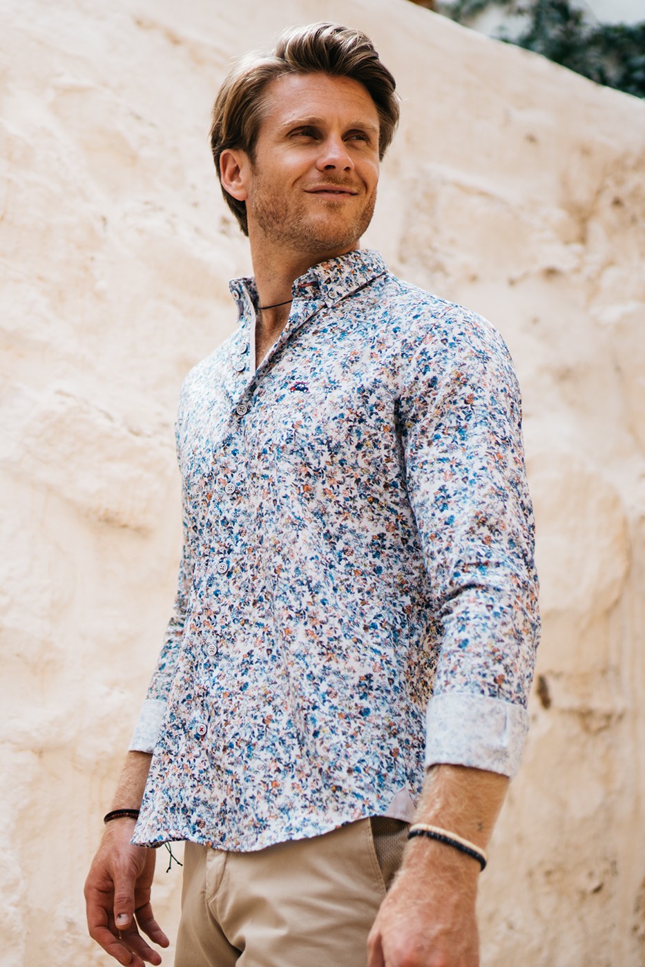 Camisa estampada slim fit flores multicolor