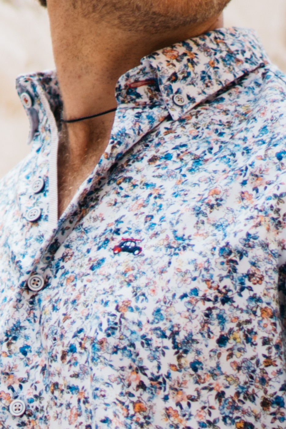 Camisa estampada slim fit flores multicolor