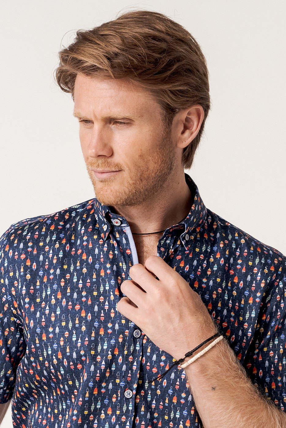 Camisa manga corta regular fit boyas de pesca multicolor