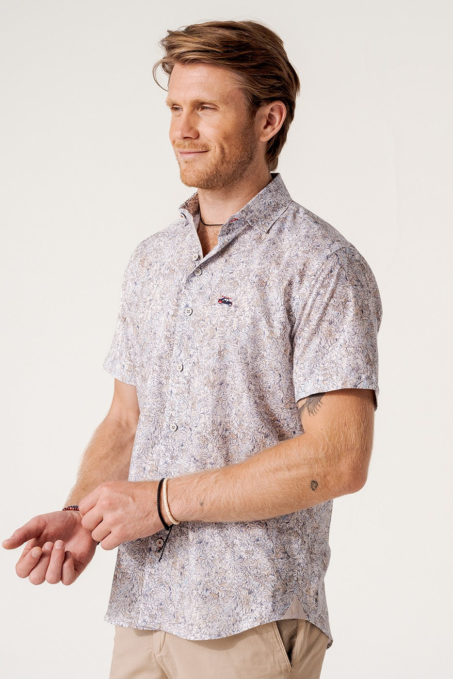 Camisa slim fit manga corta flores y hojas