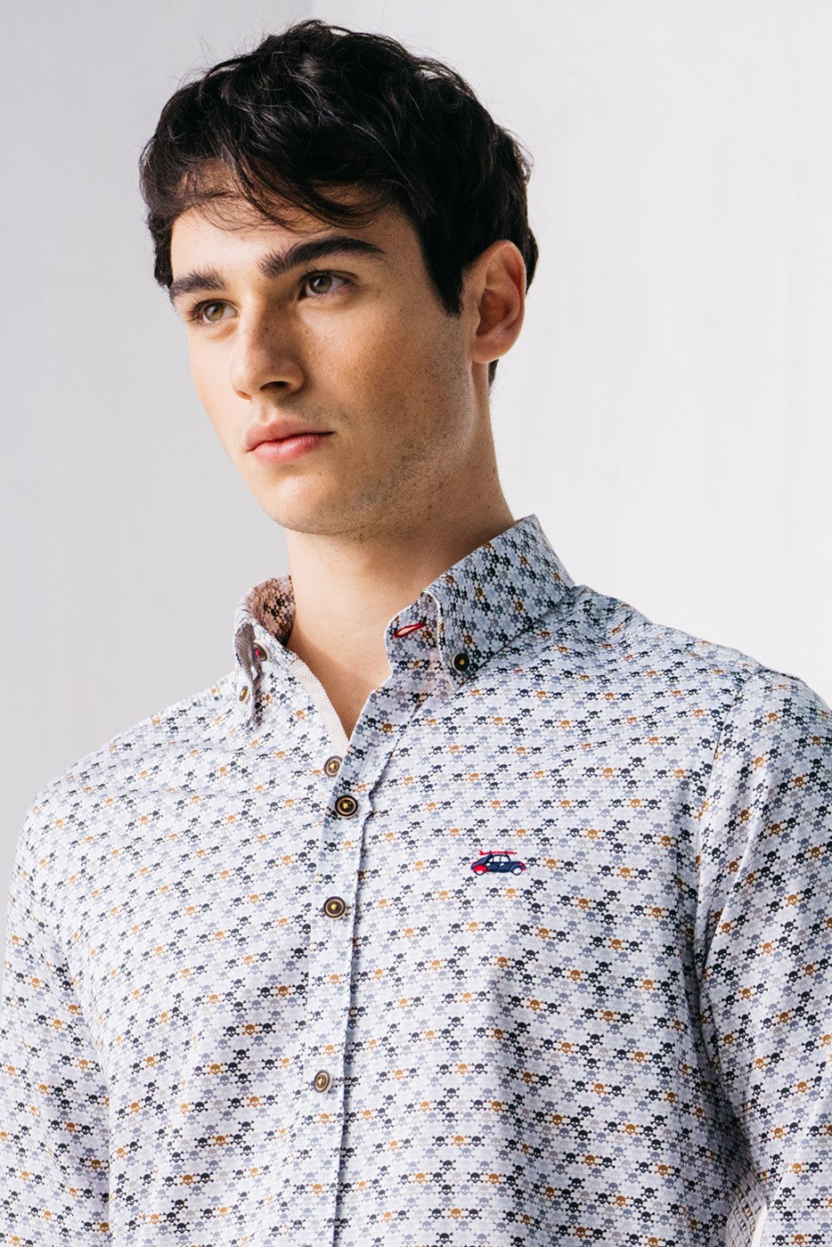 Camisa hombre estampado mini calaveras