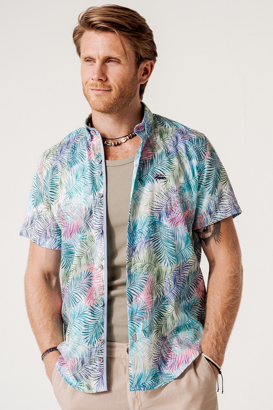 Camisa regular fit hombre hojas palmera multicolor