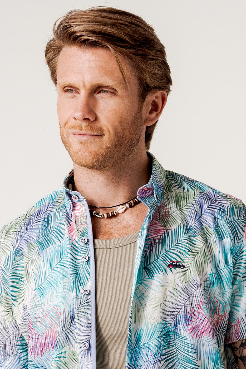 Camisa regular fit hombre hojas palmera multicolor