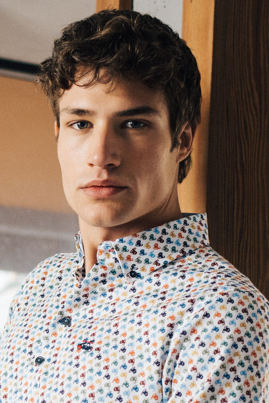 Camisa slim fit vespas estampada multicolor fondo blanco