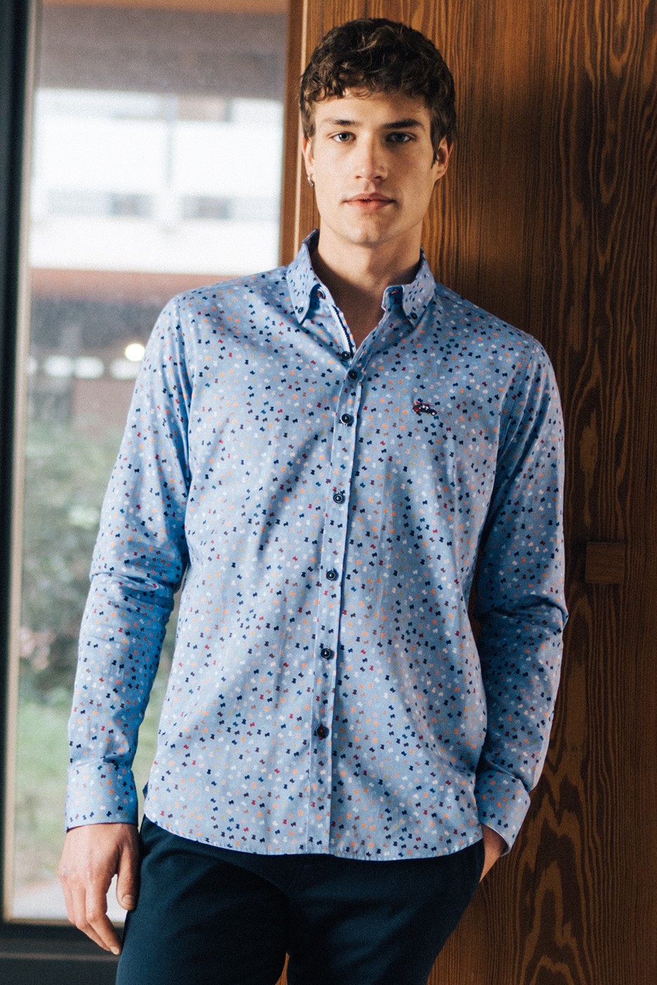 Camisa estampada hombre multicolor fondo azul