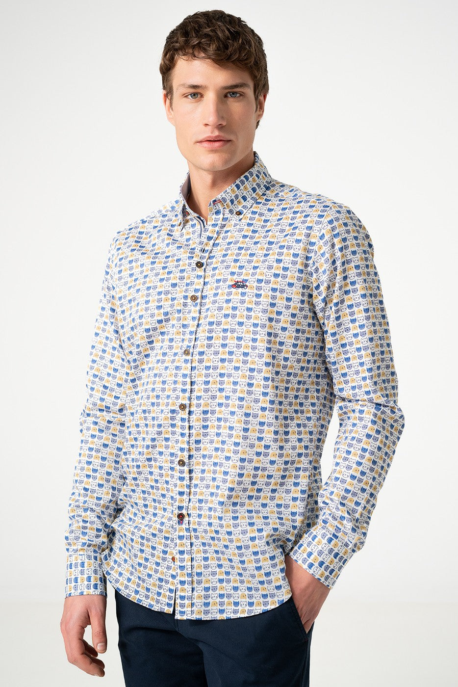 Camisa hombre estampada gatos fondo blanco