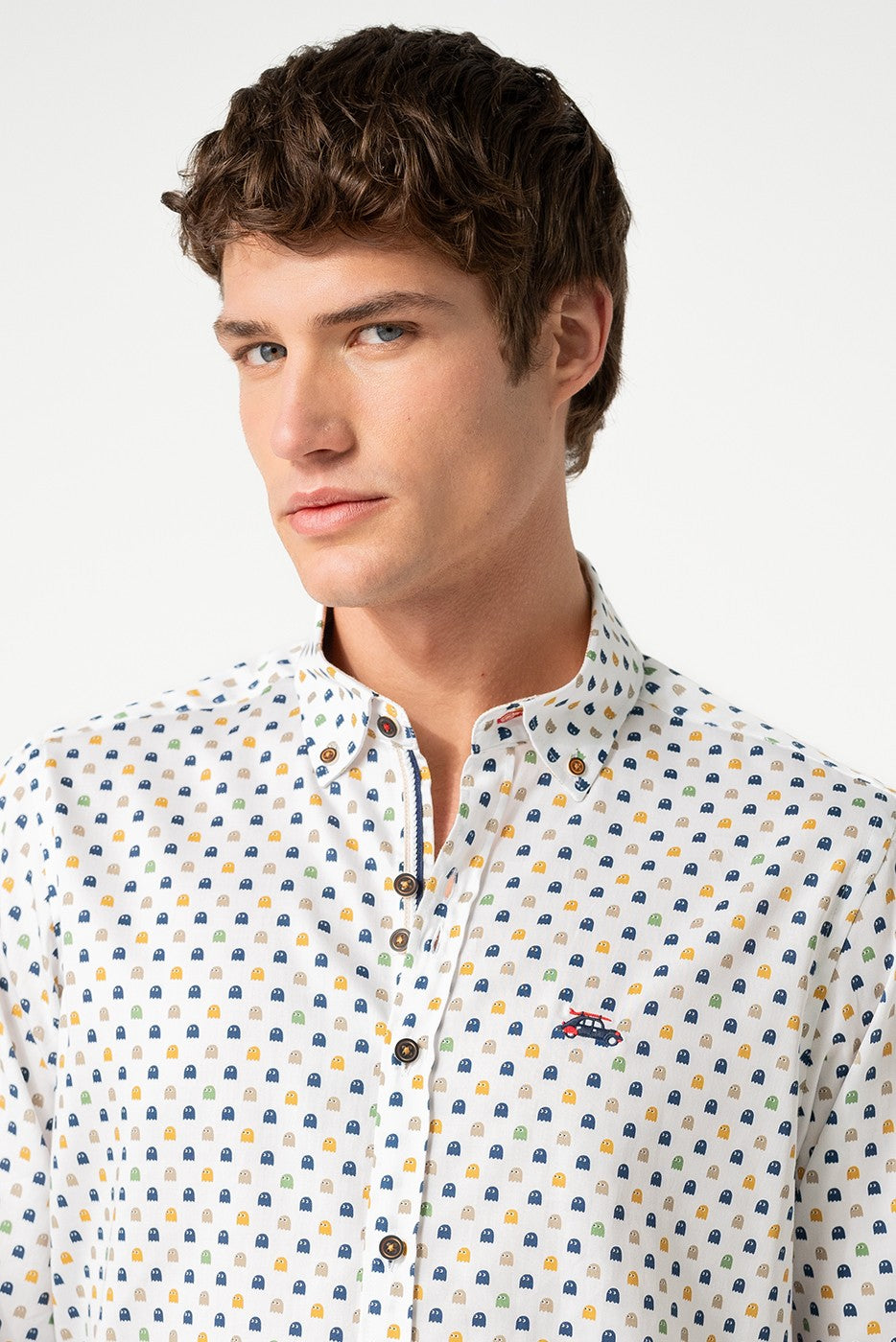 Camisa hombre estampado fantasmas fondo blanco