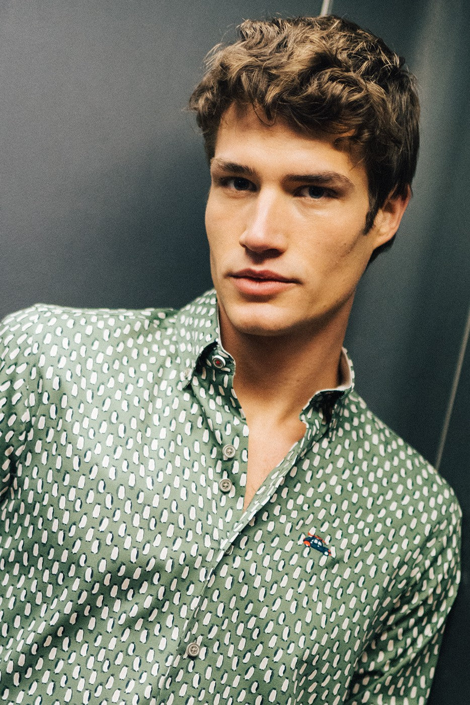 Camisa hombre slim fit verde estampado pingüinos