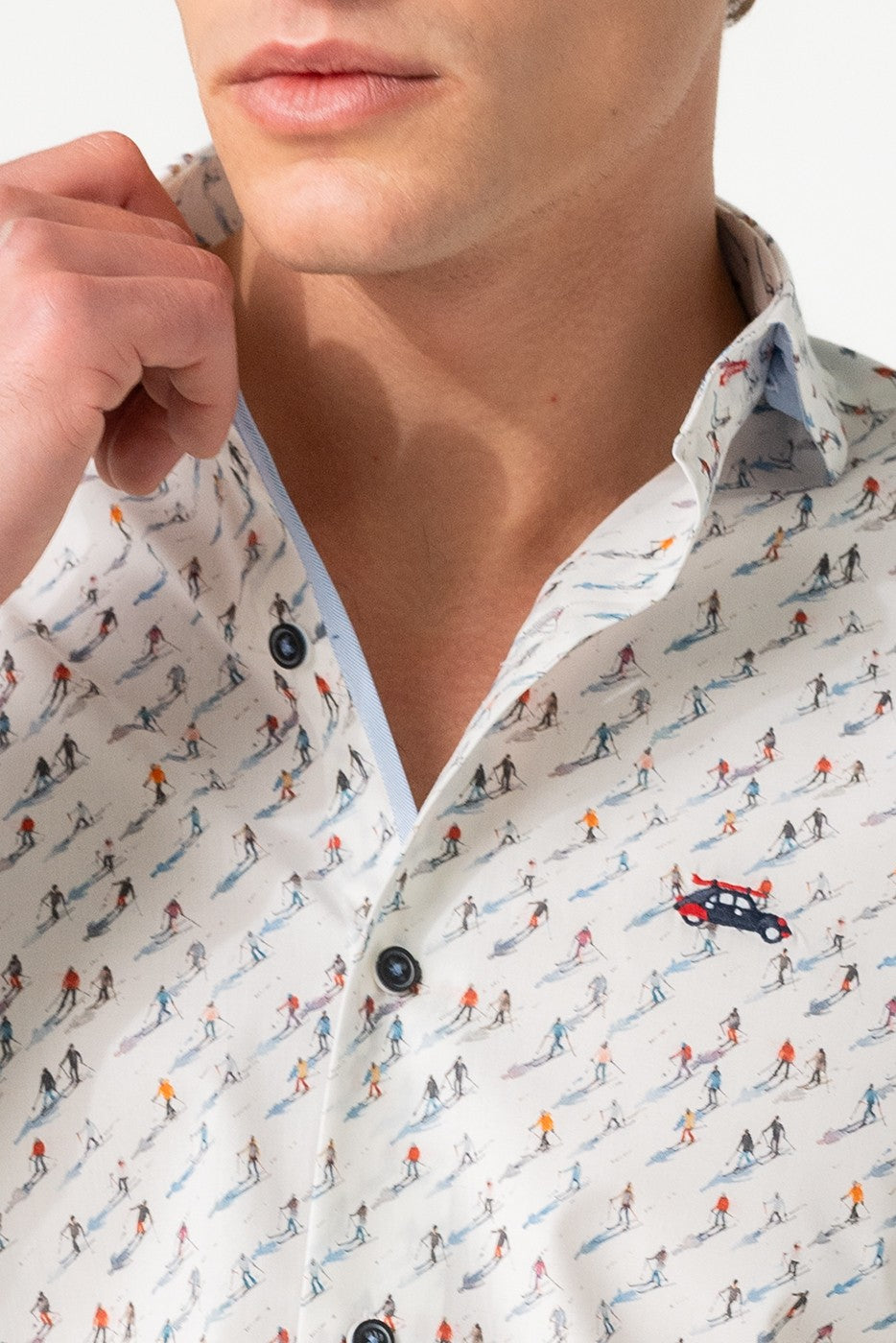 Camisa slim fit estampado esquiadores fondo blanco