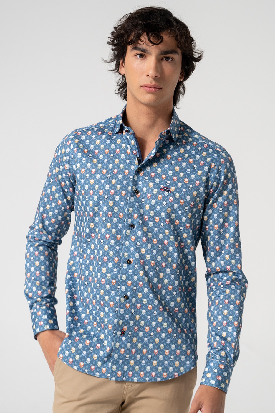 Camisa hombre estampado calaveras multicolor fondo azul