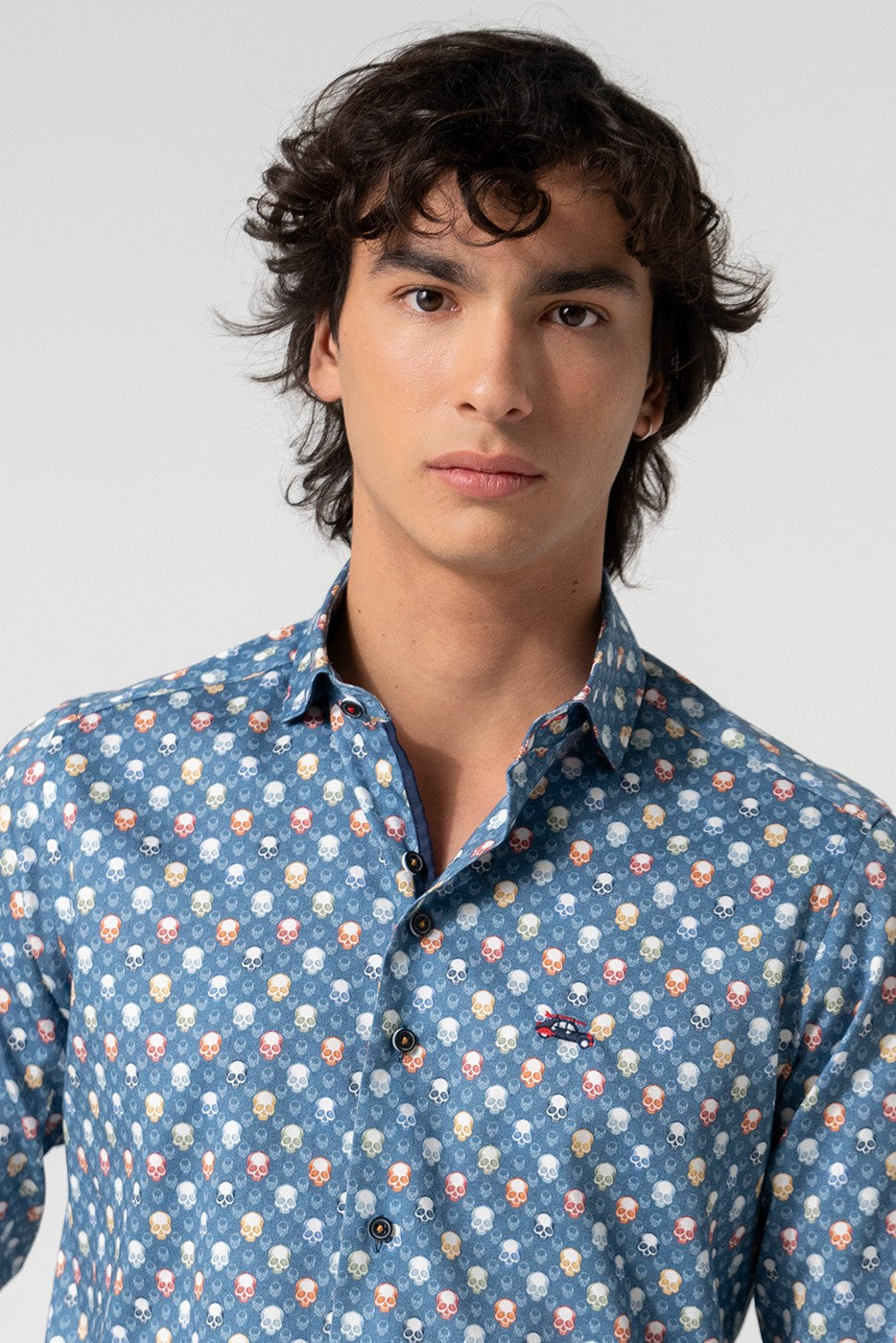 Camisa hombre estampado calaveras multicolor fondo azul