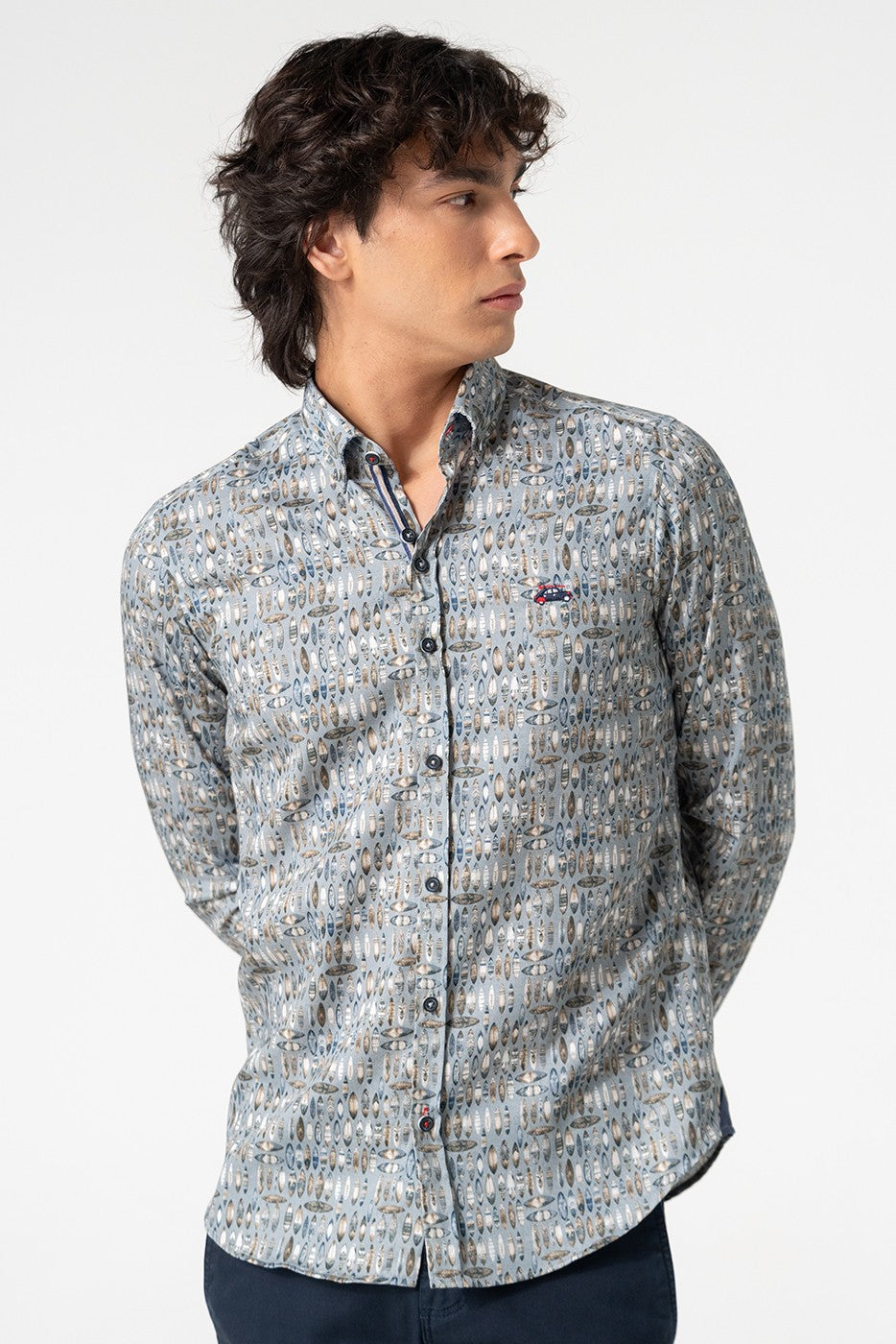 Camisa slim fit hombre estampado tablas de surf en fondo gris