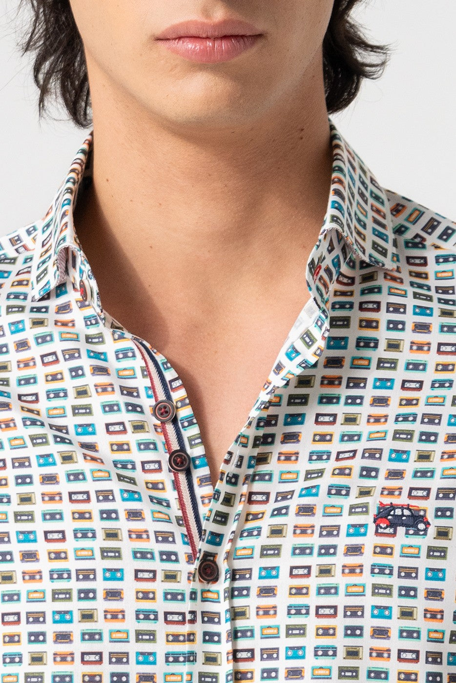 Camisa estampada multicolor casetes fondo blanco