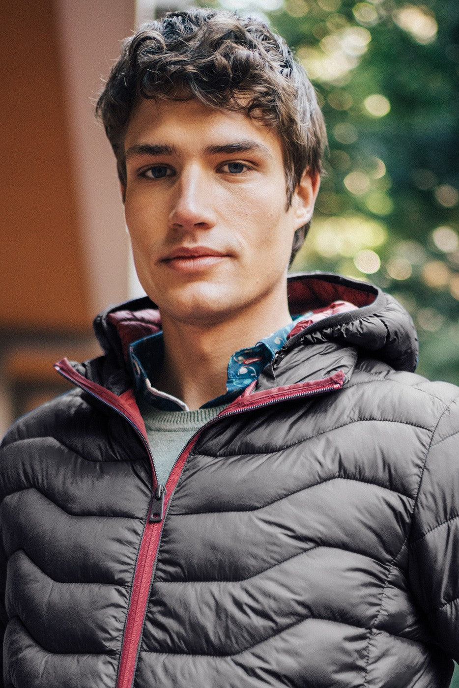 Chaqueta acolchada negra con capucha