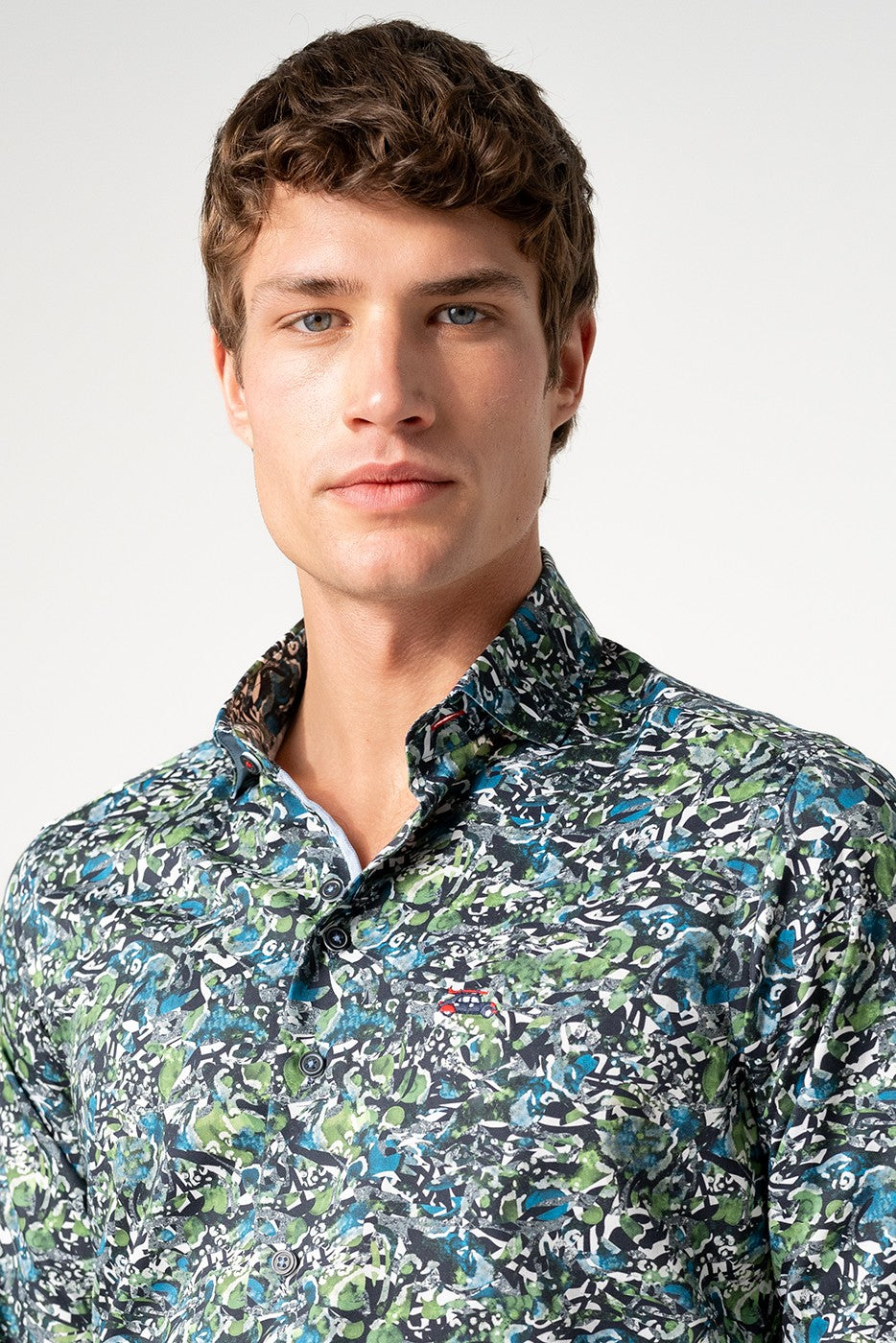 Camisa slim fit hombre estampado marino y verde