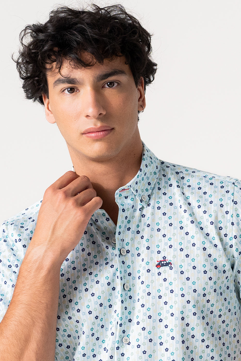 Camisa manga corta estampado flores con fondo raya celeste