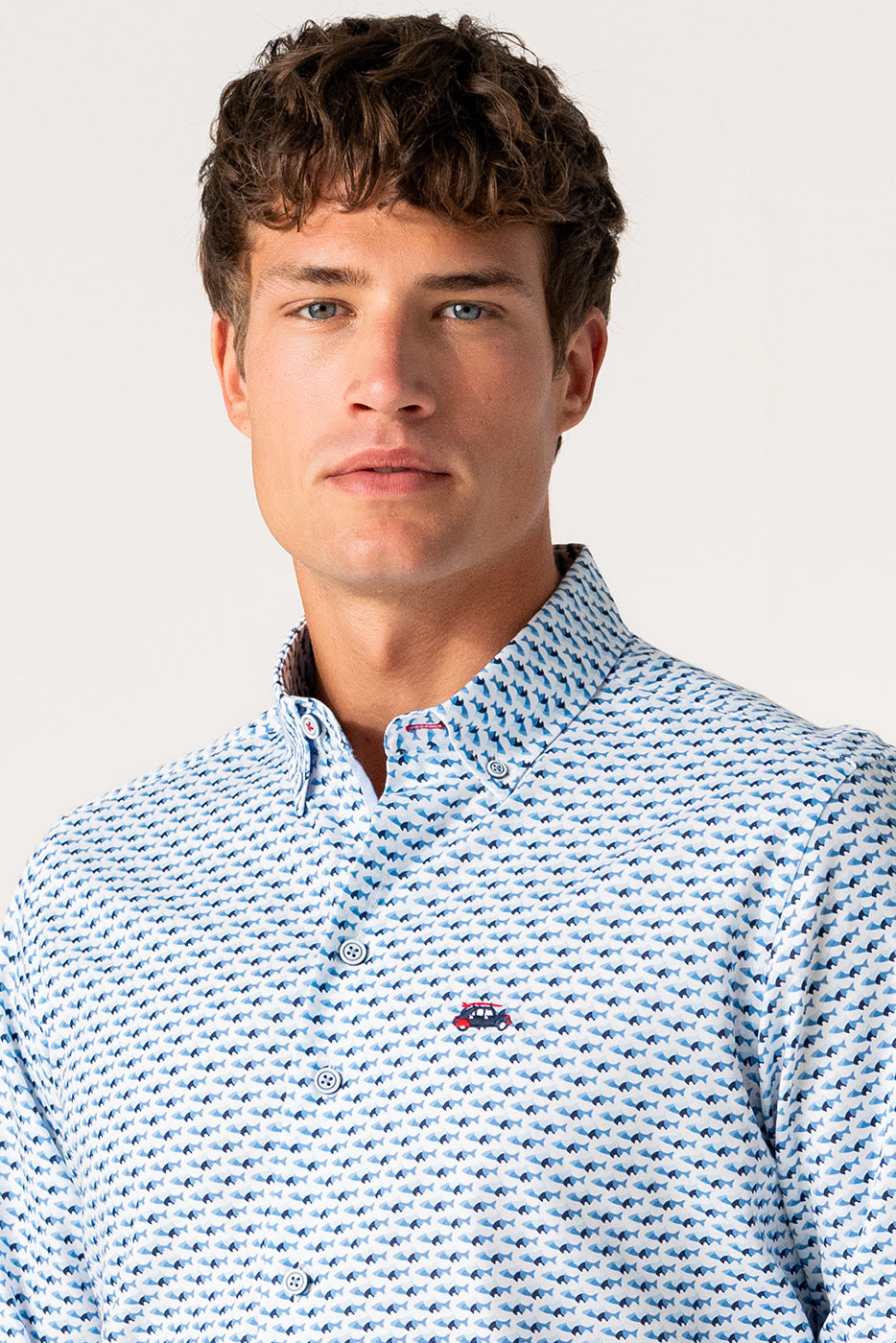 Camisa hombre estampado tiburones azules