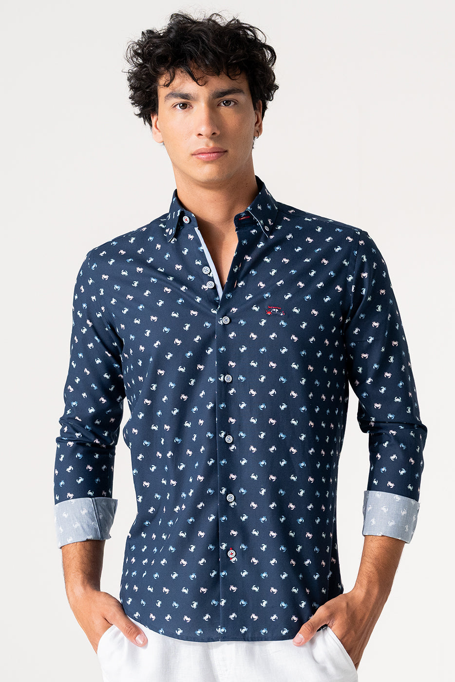 Camisa estampado cangrejos fondo marino slim fit 