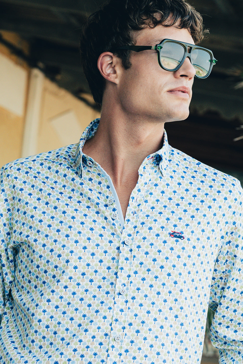 Camisa hombre estampado palmeras