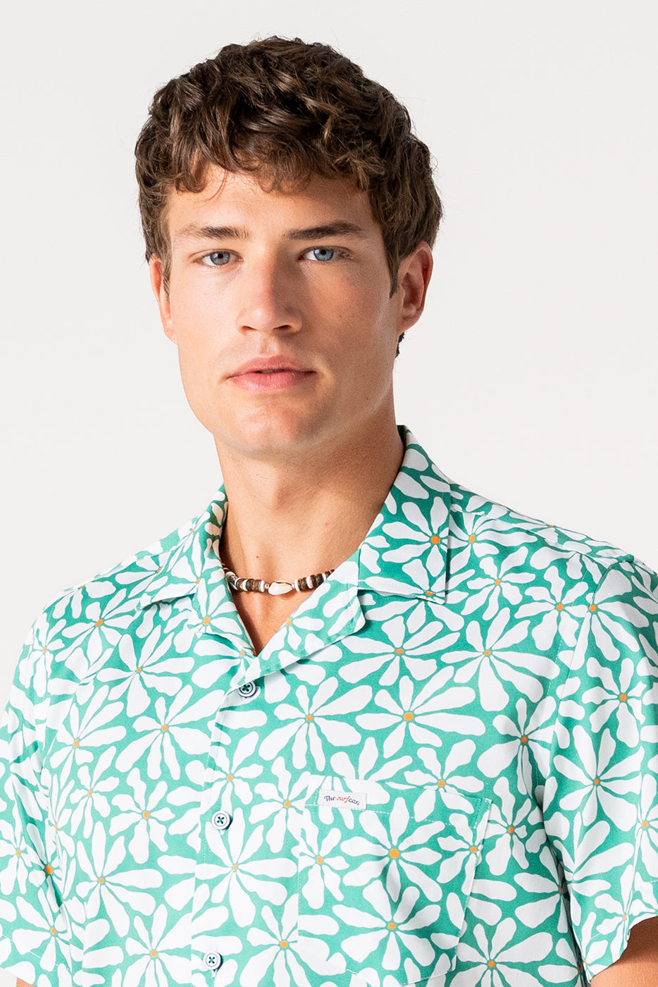 Camisa bowling flores blancas sobre fondo verde