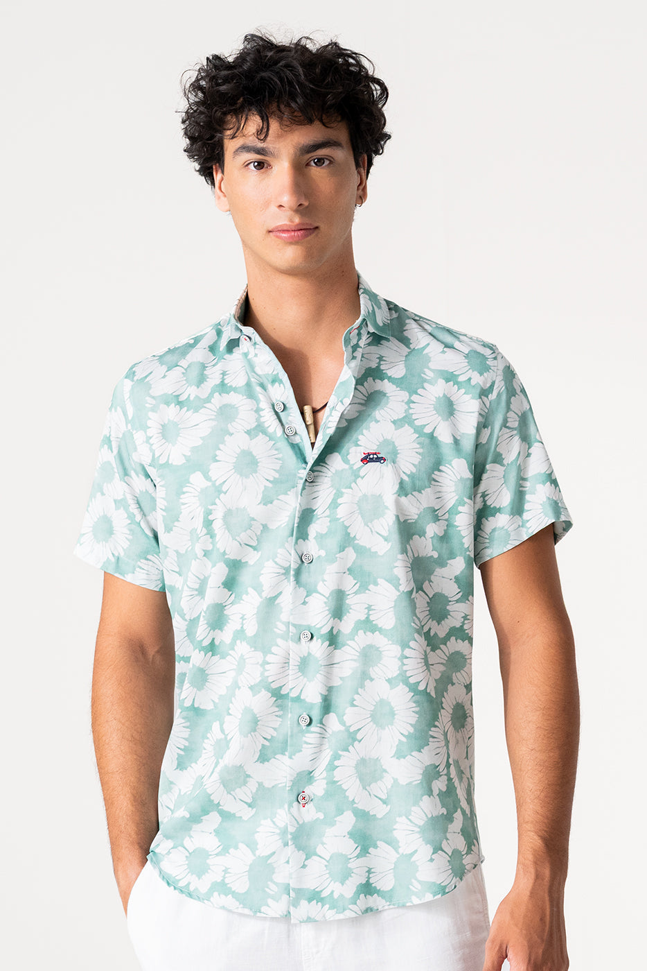 Camisa manga corta estampado flores fondo verde