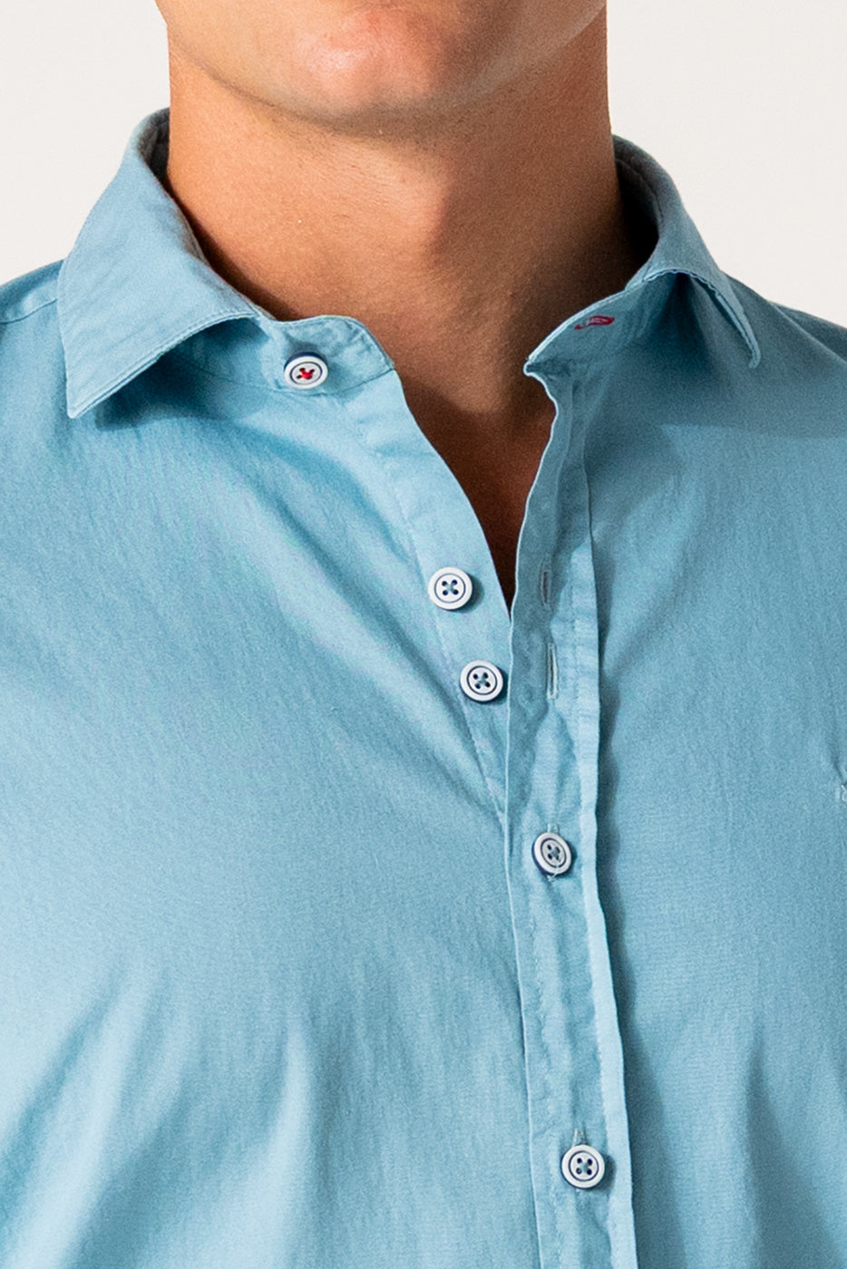 Camisa hombre tintura lisa en azul 