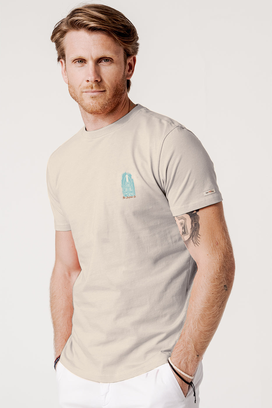 Camiseta hombre beige estampado tablas surf 