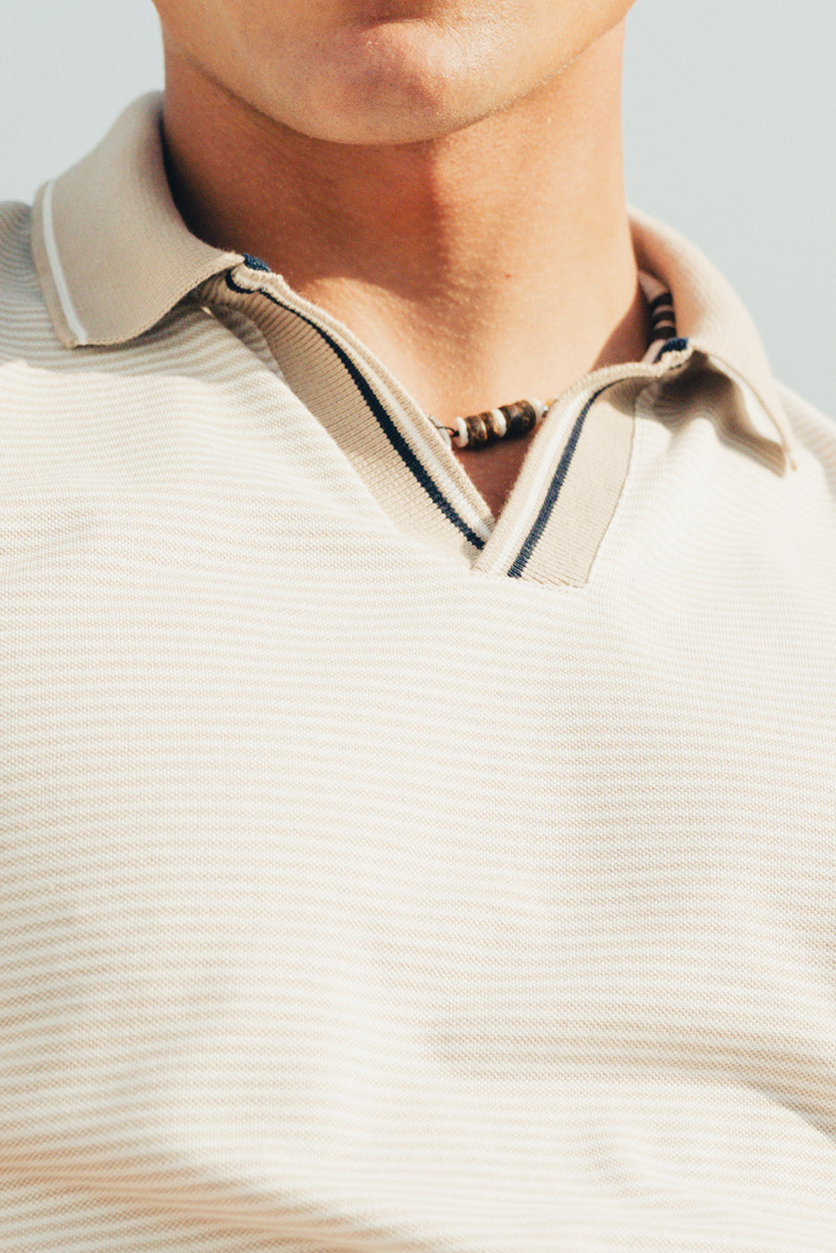 Polo hombre de rayas cuello abierto sin botones en color beige