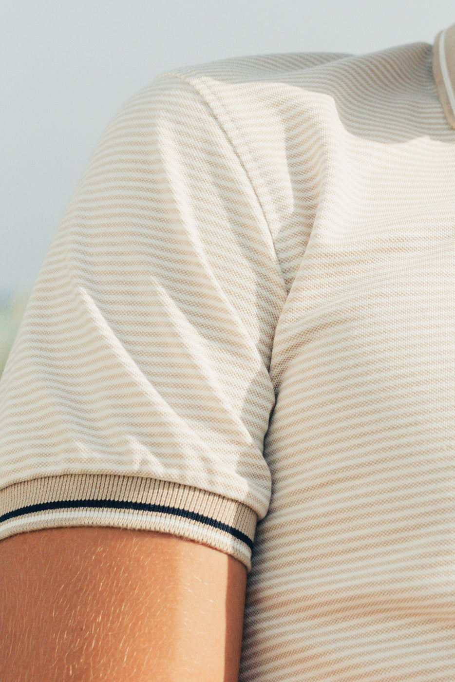 Polo hombre de rayas cuello abierto sin botones en color beige