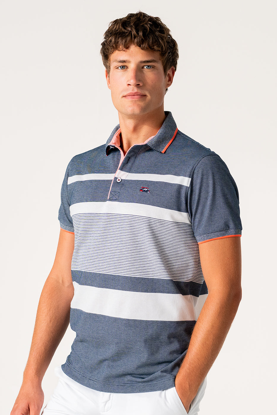Polo de rayas marino y blanco con detalles en coral
