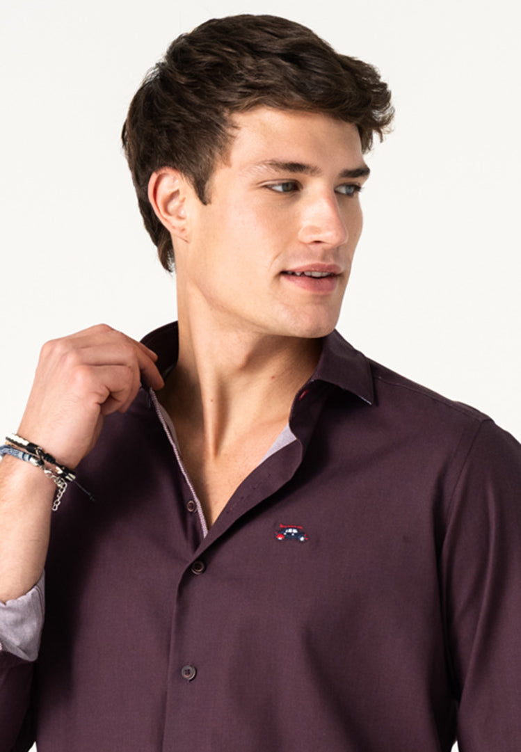 Camisa hombre lisa tono granate