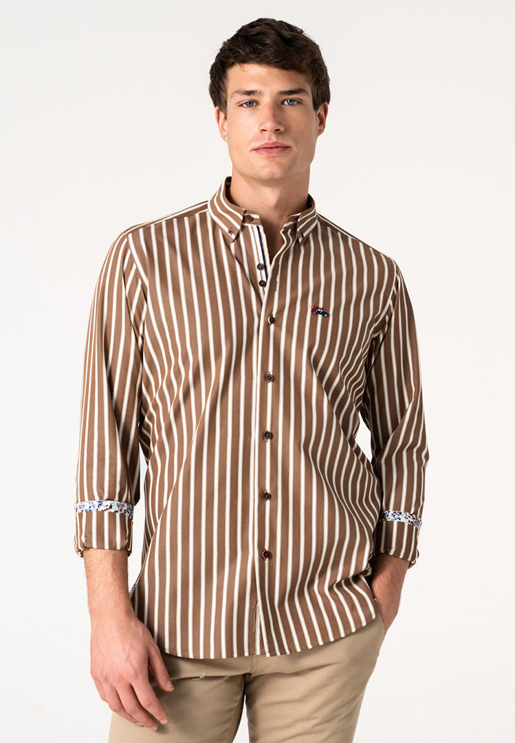 Camisa a rayas tonos tierra hombre