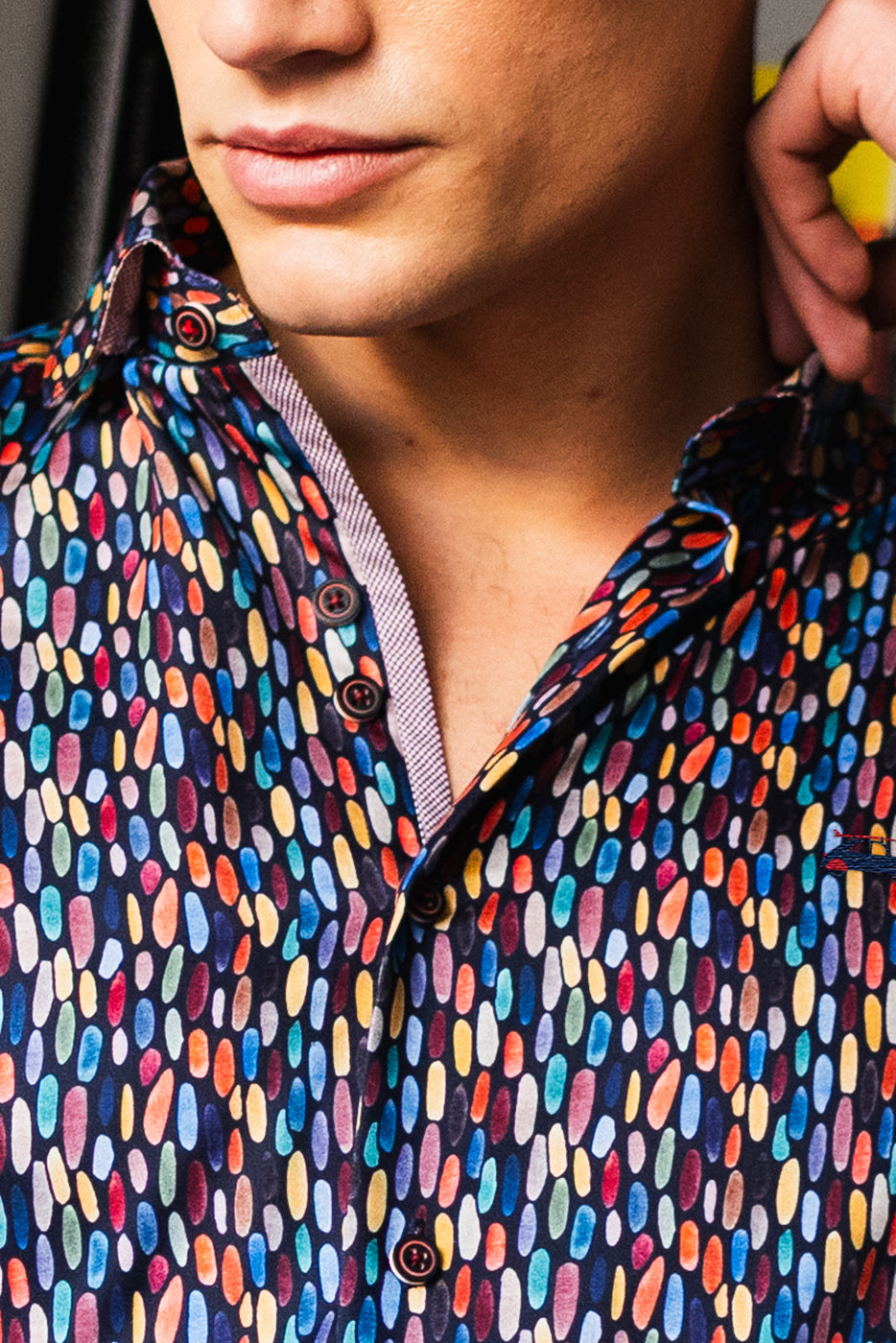 Camisa hombre estampado abstracto colores