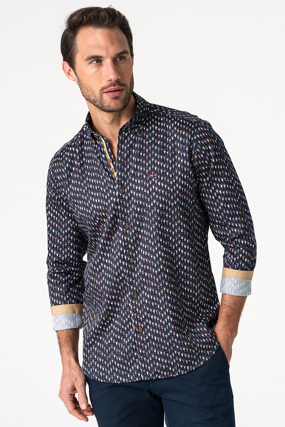 Camisa azul marino microestampado ciclistas multicolor