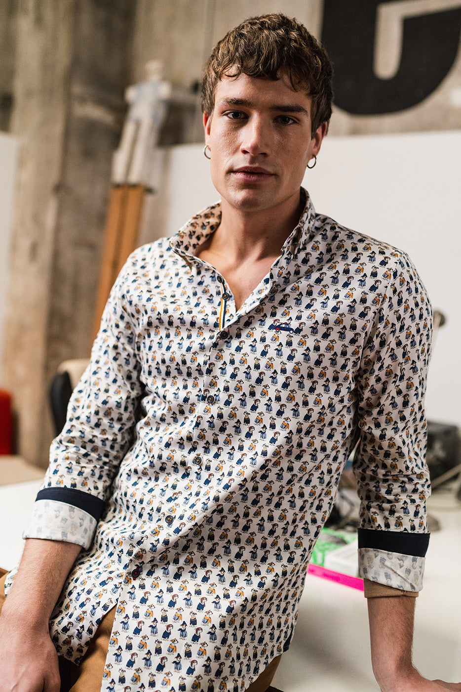 Camisa hombre estampado perritos ilustrados