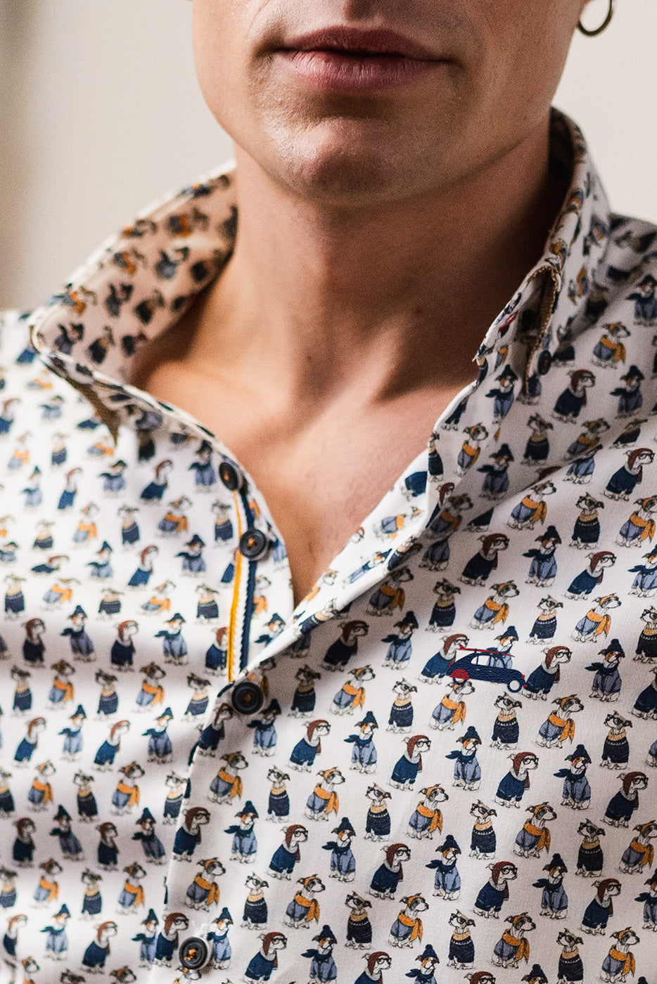 Camisa hombre estampado perritos ilustrados