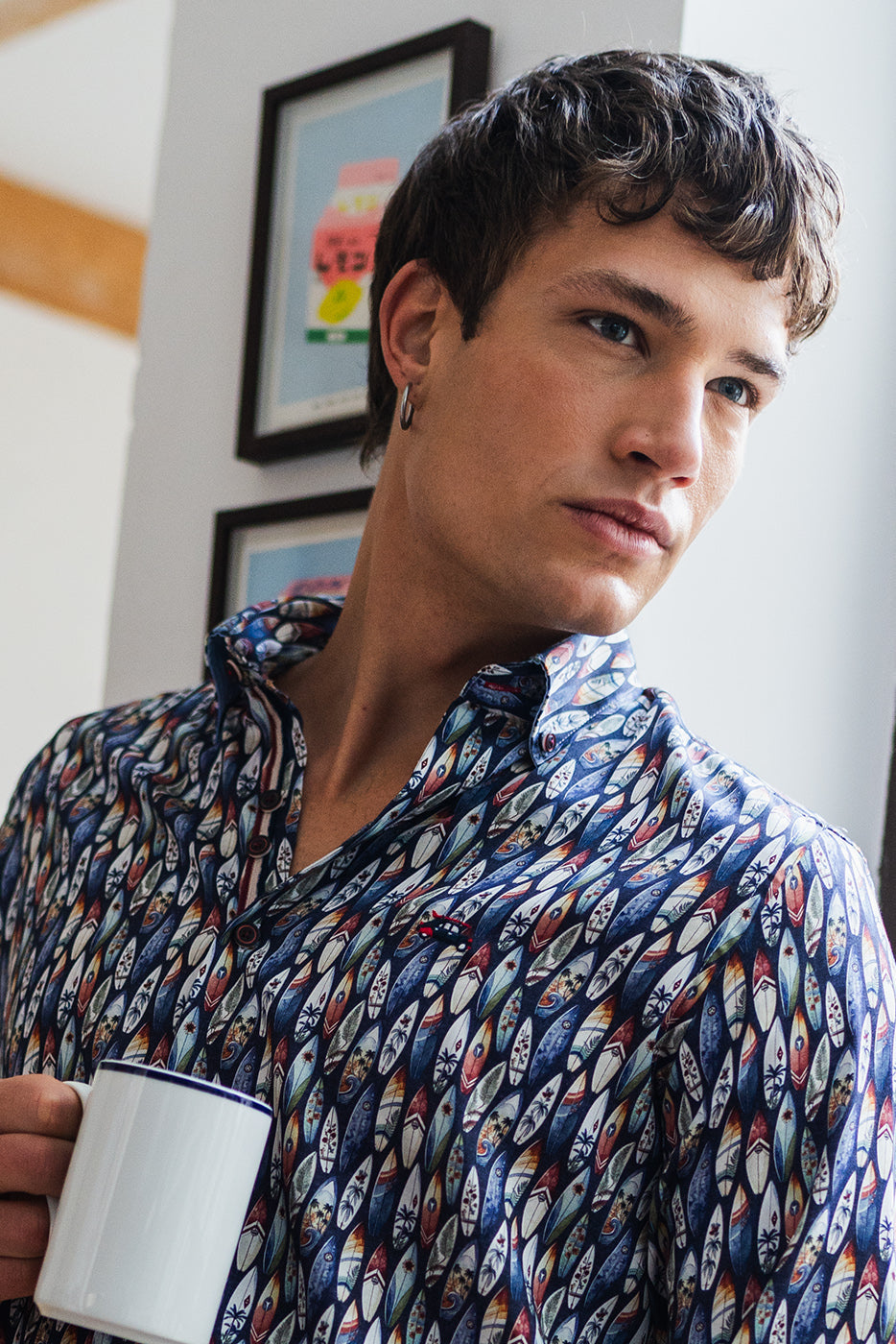 Camisa azul marino estampado tablas de surf hombre