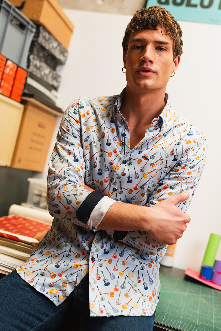 Camisa hombre estampada guitarras