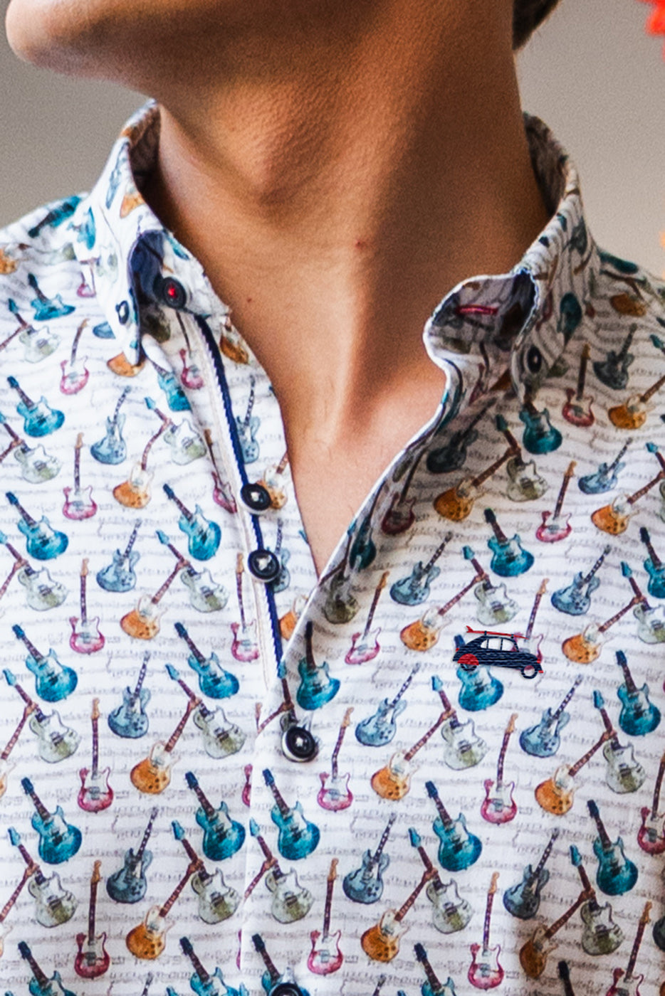 Camisa masculina estampado guitarras eléctricas