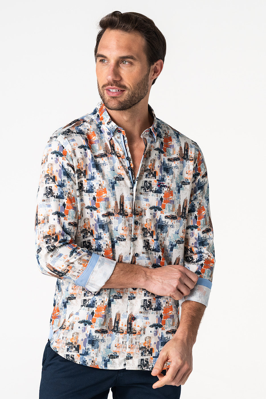 Camisa estampada estilo revista retro tonos naranja y azul